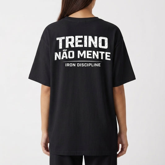 Camiseta com estampa frontal de "IRON DISCIPLINE" em estilo metálico e estampa traseira de "TREINO NÃO MENTE" em letras grandes, acompanhada por "IRON DISCIPLINE".