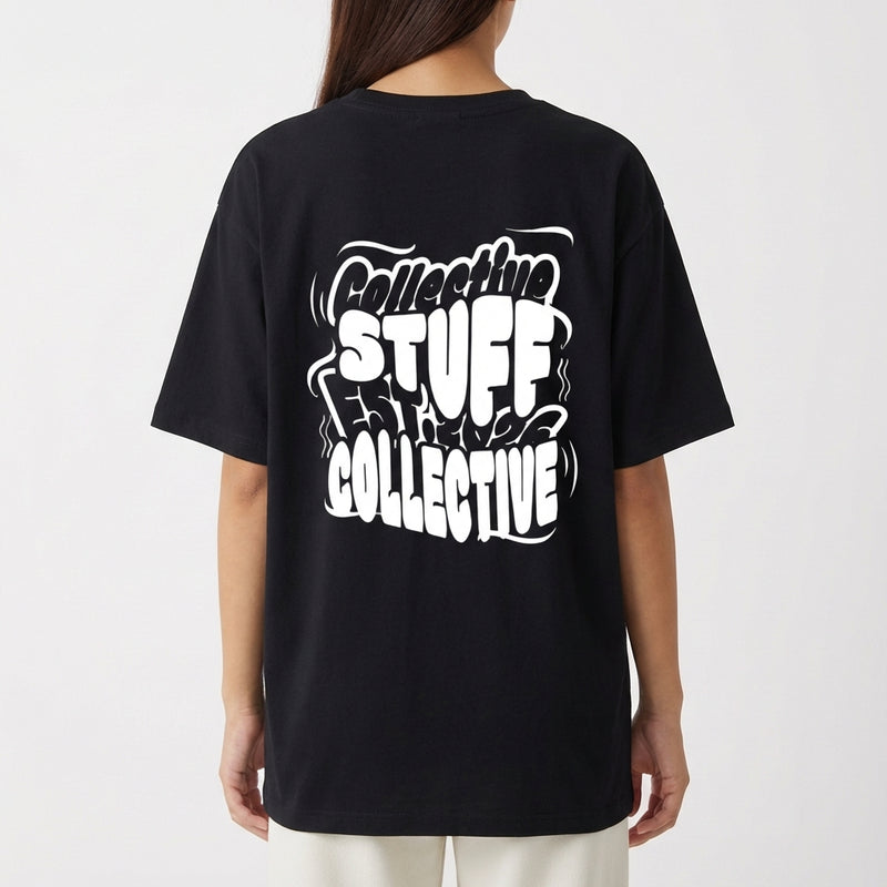 Camiseta com estampa traseira de tipografia artística em camadas, destacando palavras criativas com contornos em estilo gráfico arrojado e chamativo.
