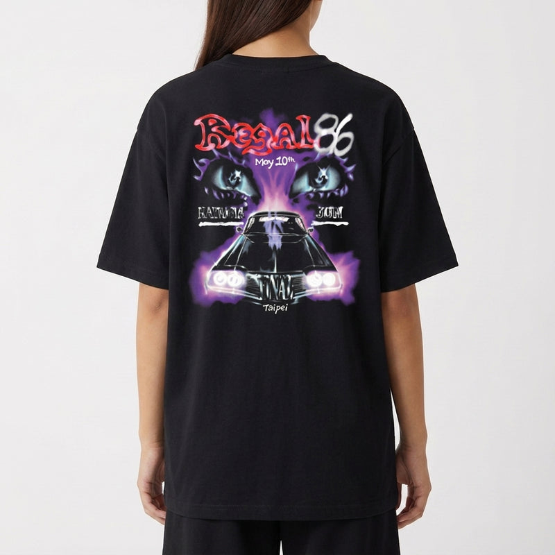Moletom com estampa traseira de carro vintage, olhos misteriosos, texto "Regal 86 May 10th" e locais como Taipei, tudo com detalhes em um estilo retrô.