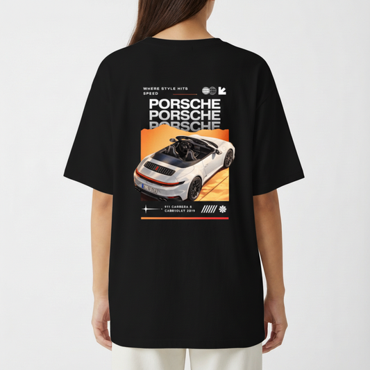Camiseta com estampa traseira de carro conversível em perspectiva traseira, repetição do nome "Porsche", elementos gráficos futuristas e texto descritivo.