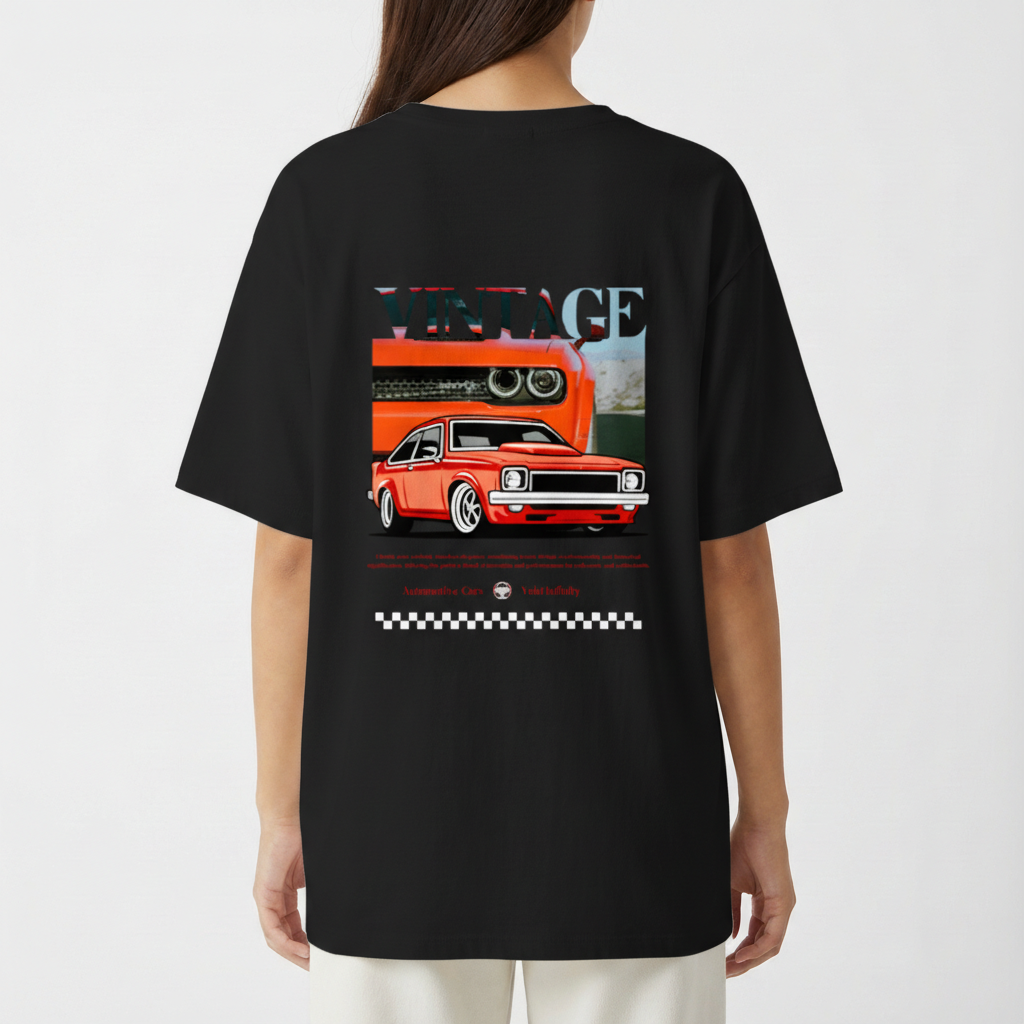 Camiseta com estampa traseira de carro vintage estilizado, com destaque para faróis e grade frontal, acompanhada da palavra "VINTAGE" e padrão quadriculado.