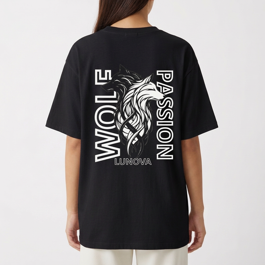 Camiseta com estampa frontal de "LUNOVA" e estampa traseira de lobo artístico com textos "WOLF PASSION" e "LUNOVA".