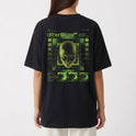 Camiseta com estampa traseira de um rosto de figura digital em estilo futurista, rodeado por elementos gráficos geométricos e textos técnicos.