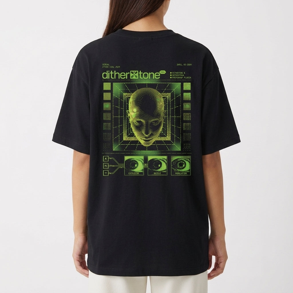 Camiseta com estampa traseira de um rosto de figura digital em estilo futurista, rodeado por elementos gráficos geométricos e textos técnicos.