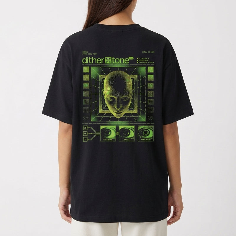 Camiseta com estampa traseira de um rosto de figura digital em estilo futurista, rodeado por elementos gráficos geométricos e textos técnicos.