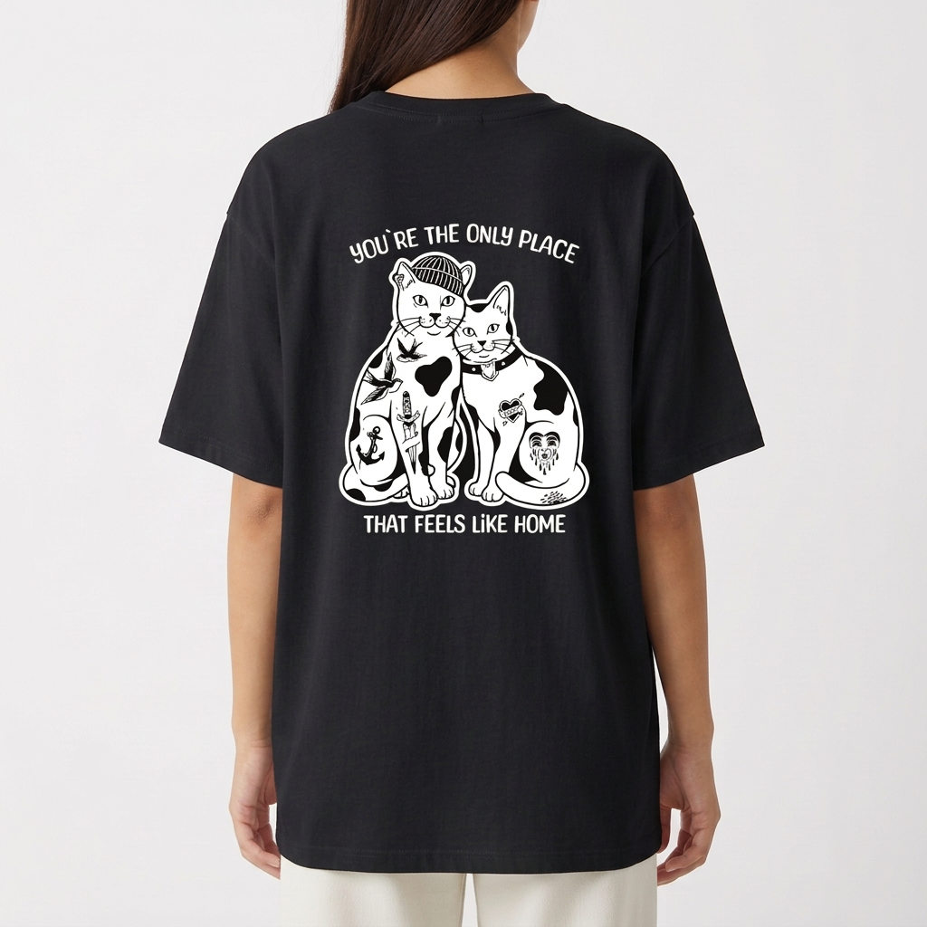 Camiseta com estampa frontal de dois gatos estilizados e na estampa traseira dois gatos lado a lado com texto "You're the only place that feels like home".