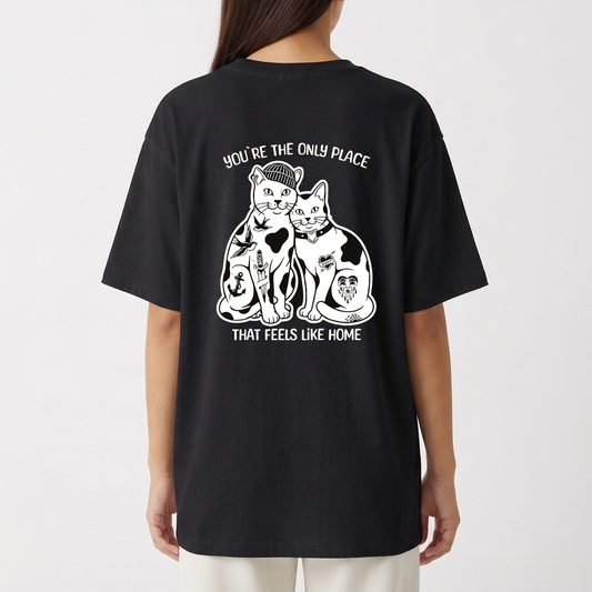 Camiseta com estampa frontal de dois gatos estilizados e na estampa traseira dois gatos lado a lado com texto "You're the only place that feels like home".
