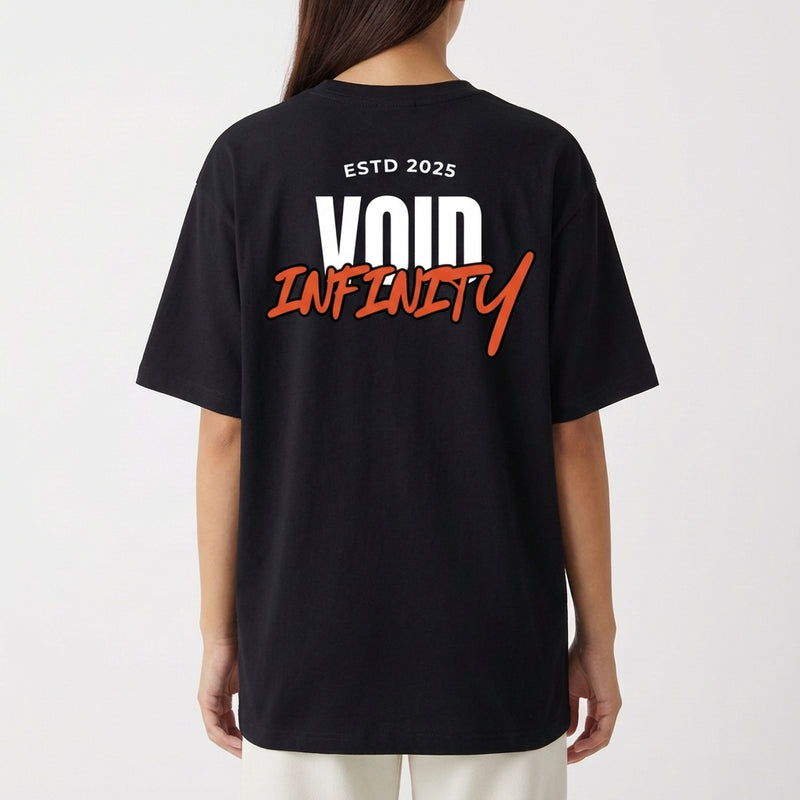 Camiseta com estampa traseira de "ESTD 2025 VOID INFINITY" em tipografia marcante, combinando estilos modernos com um toque ousado.