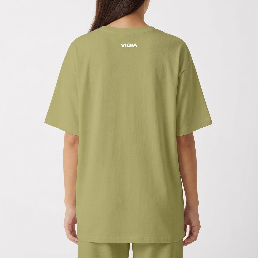 Camiseta com estampa frontal de um desenho de fogo cercado pelas palavras "eu dos fúria chaos" e estampa traseira com a palavra "vigia".