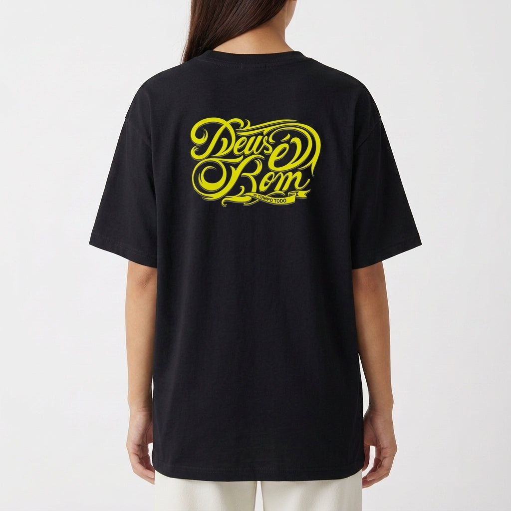 Camiseta com estampa frontal de lettering "Deus é bom" em estilo caligráfico detalhado e estampa traseira idêntica, porém em tamanho ampliado.