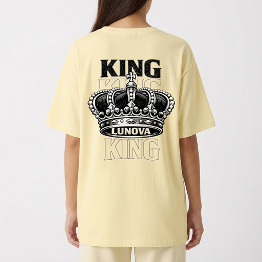 Camiseta com estampa frontal de uma coroa acima da palavra "LUNOVA" e estampa traseira de coroa detalhada sobreposta à palavra "KING".