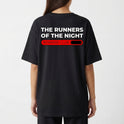 Camiseta com estampa frontal de "THE RUNNERS OF THE NIGHT" no canto superior e estampa traseira com mesma frase acompanhada de barra e "ROWKER CLUB".