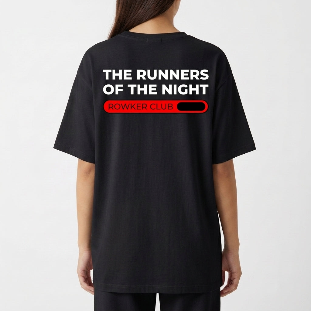 Camiseta com estampa frontal de "THE RUNNERS OF THE NIGHT" no canto superior e estampa traseira com mesma frase acompanhada de barra e "ROWKER CLUB".