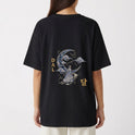 Camiseta com estampa frontal de símbolo e escrita "A LENDA DO SOL E DA LUA" ao lado de ilustrações de sol, lua e montanhas e estampa traseira de figura feminina com dragão, lua decorada e escritos.
