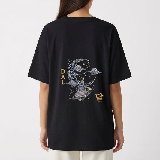 Camiseta com estampa frontal de símbolo e escrita "A LENDA DO SOL E DA LUA" ao lado de ilustrações de sol, lua e montanhas e estampa traseira de figura feminina com dragão, lua decorada e escritos.