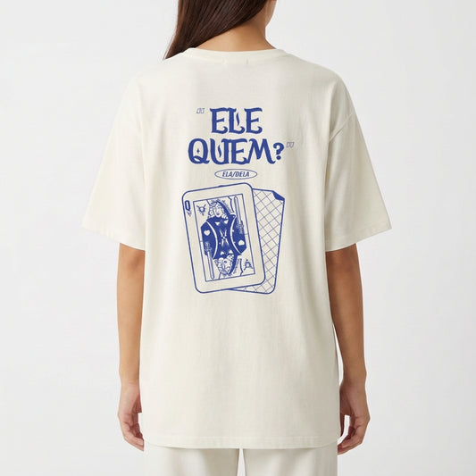 Camiseta com estampa frontal de símbolo abstrato pontiagudo e estampa traseira de cartas de baralho com "ELE QUEM? ELA/DELA" em estilo criativo.