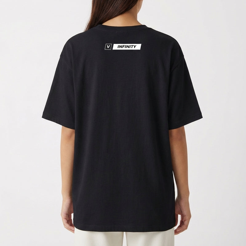 Camiseta com estampa traseira de retângulo preto e branco com texto "INFINITY" ao lado de um pequeno quadrado contendo a letra "V".