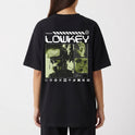 Camiseta com estampa frontal de mãos esqueléticas cruzadas e estampa traseira de elementos futuristas com imagens pixeladas e o texto "LOWKEY".