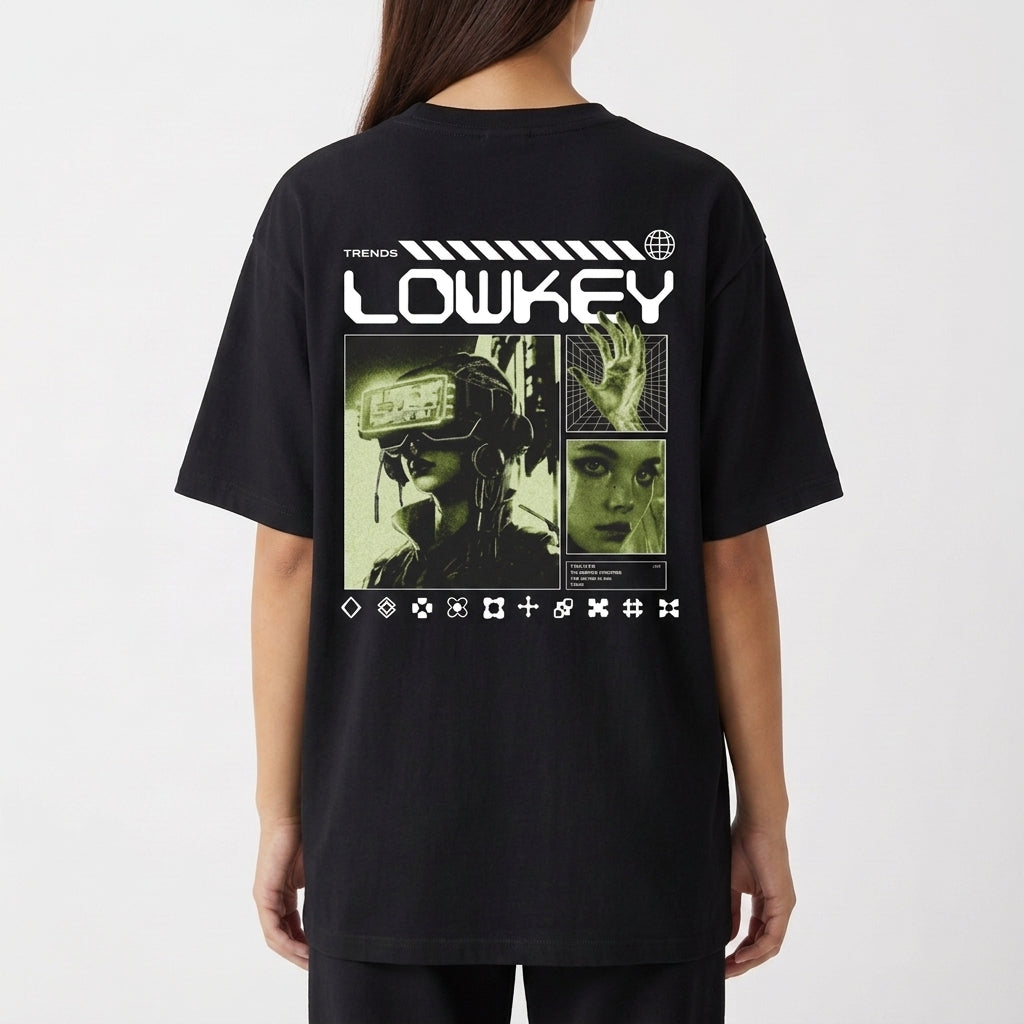 Camiseta com estampa frontal de mãos esqueléticas cruzadas e estampa traseira de elementos futuristas com imagens pixeladas e o texto "LOWKEY".