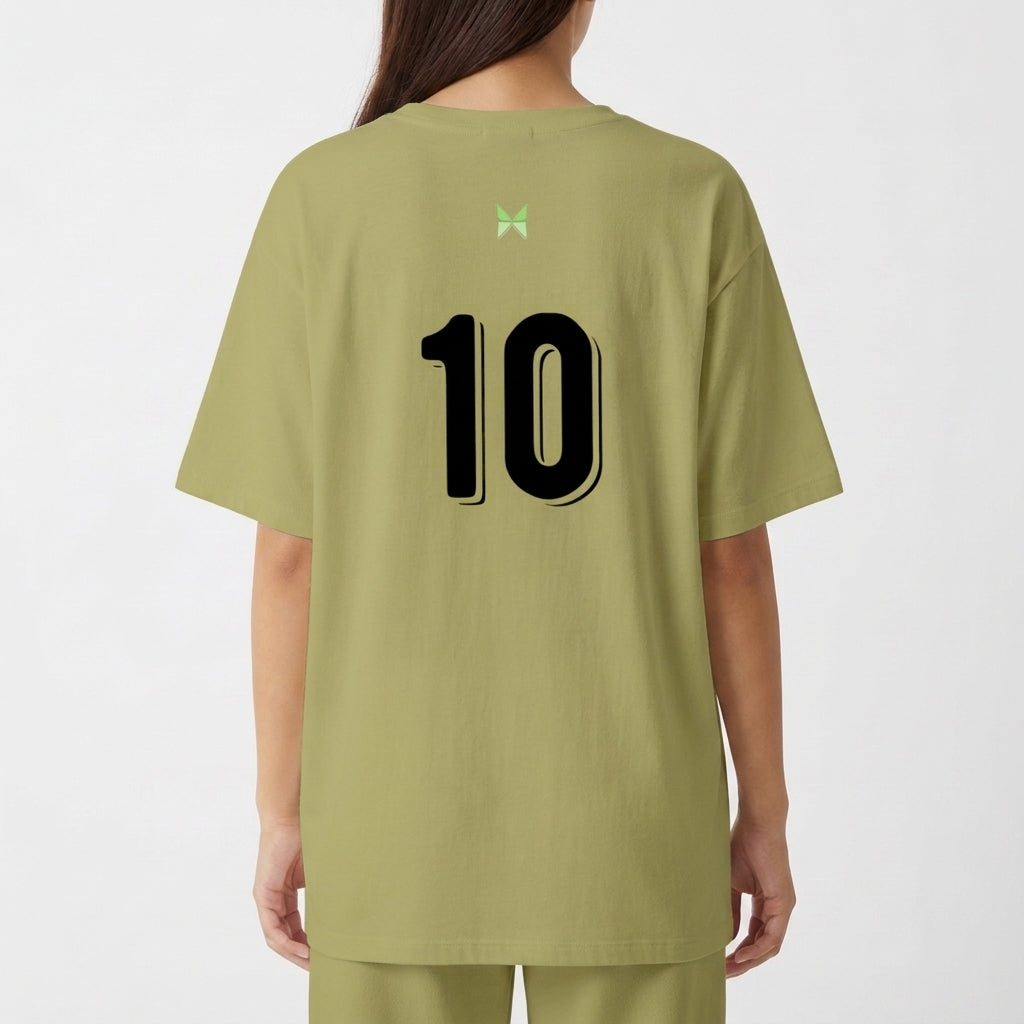 Camiseta com estampa frontal de escudo emblema com estrelas e a palavra "Brasil" e estampa traseira do número "10" em destaque.