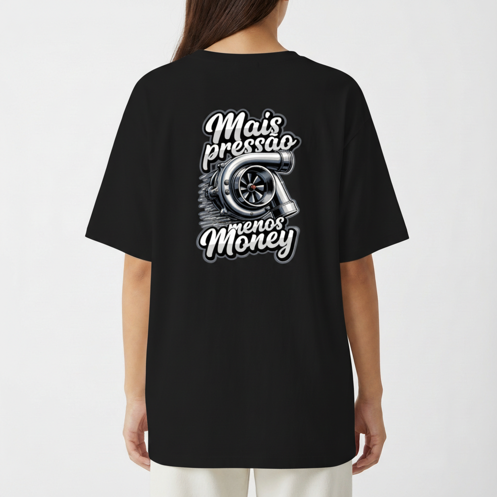Camiseta com estampa frontal de um motor turbo estilizado e frase "Mais pressão, menos money" e estampa traseira detalhada com mesma temática.