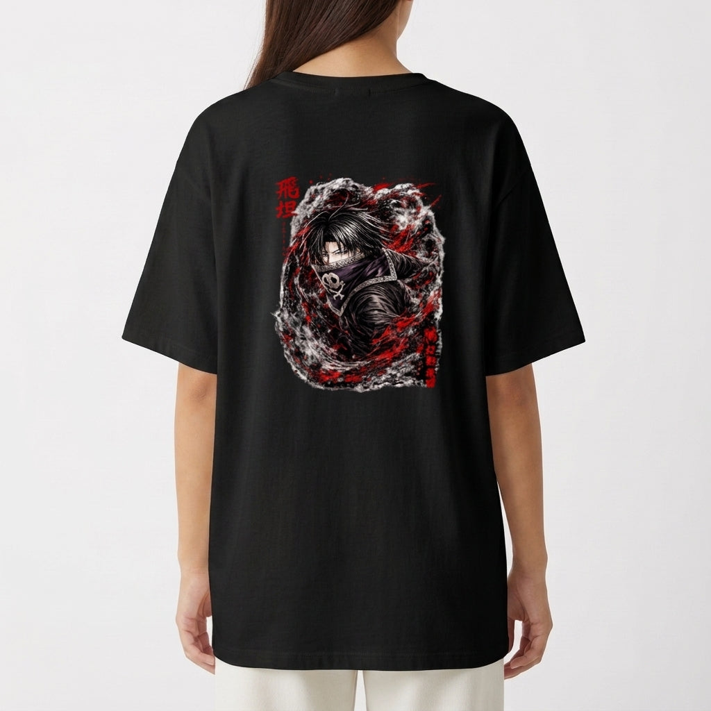 Camiseta com estampa frontal de inscrição estilizada ao lado de um símbolo e estampa traseira de ilustração complexa, com personagem envolto em efeitos dinâmicos.