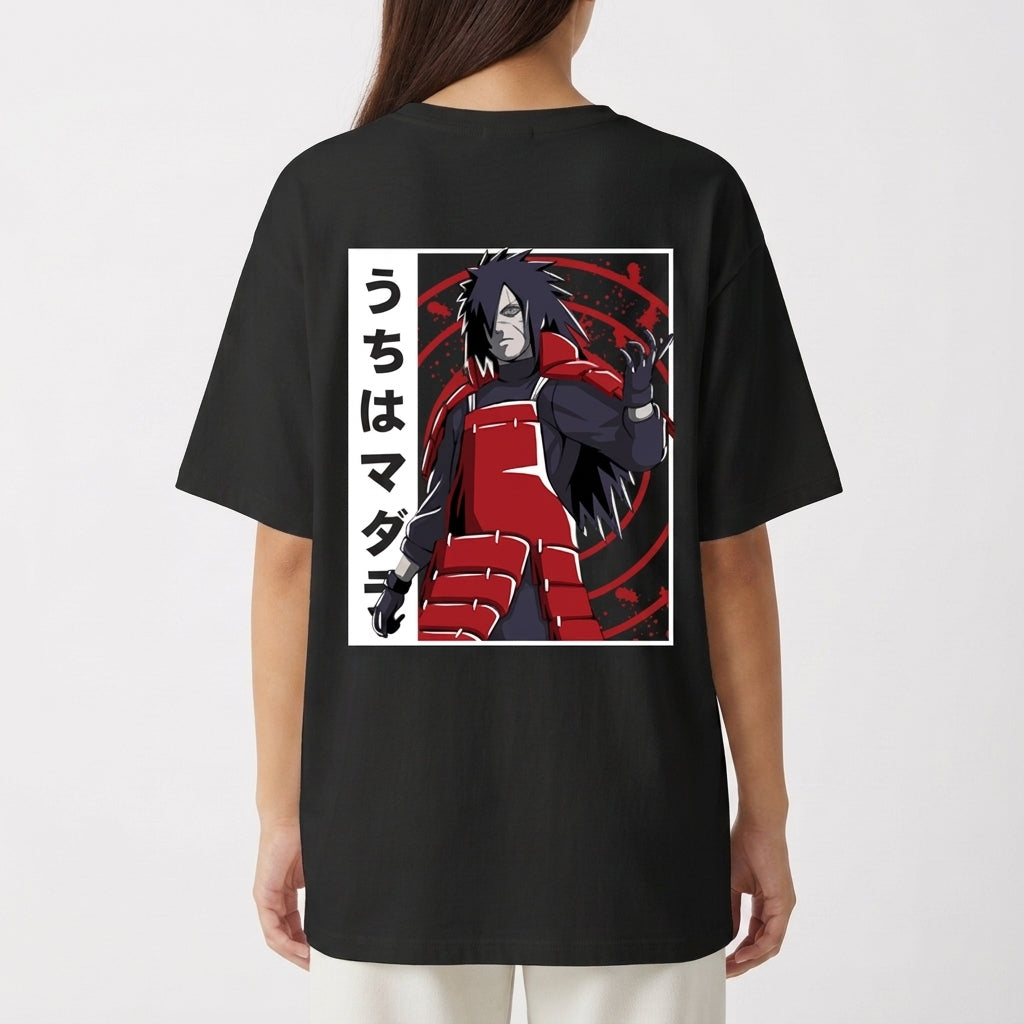 Camiseta com estampa frontal de carro estilizado e texto "MADARA" e estampa traseira de personagem de armadura vermelha com texto em caracteres japoneses.