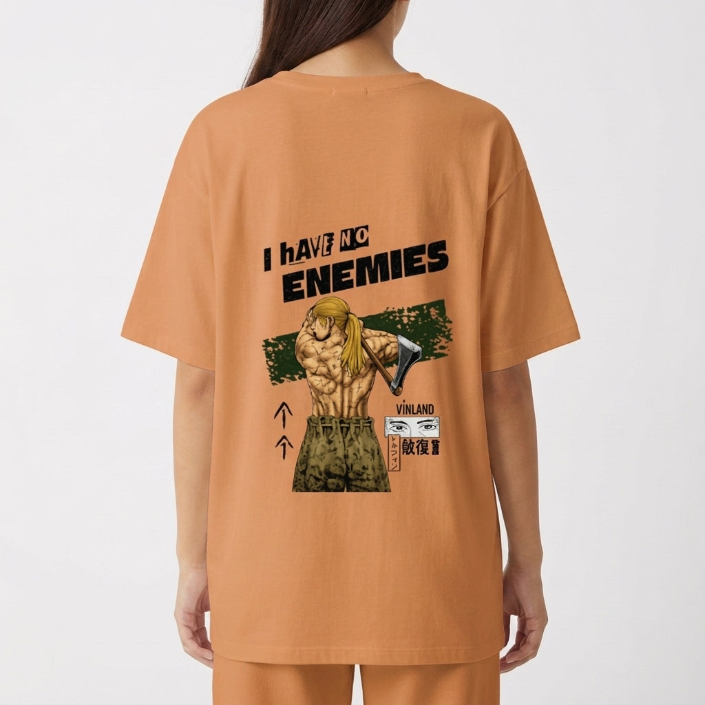 Camiseta com estampa frontal de logotipo estilizado e estampa traseira de guerreiro segurando machado, com frases em inglês e japonês, setas e logotipo.