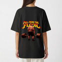 Camiseta com estampa frontal de letras estilizadas "TFK" e "TF#" e estampa traseira de homem levantando peso sob as palavras flamejantes "PULL FROM THE FLOOR".