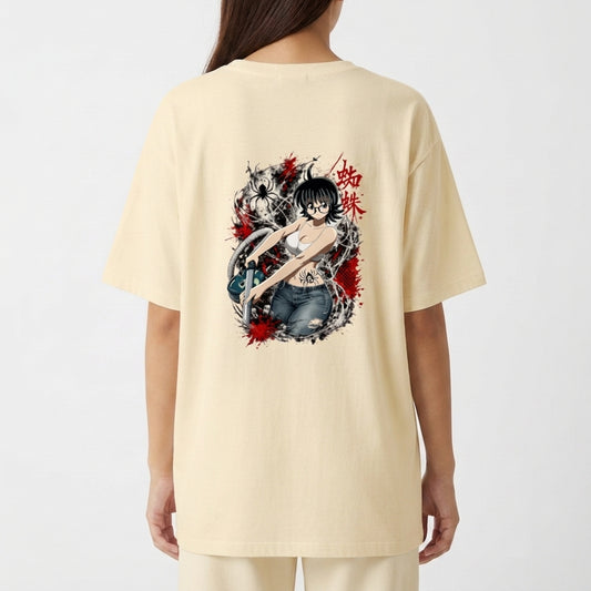 Camiseta com estampa frontal de letras estilizadas ao lado de um caractere asiático e estampa traseira de uma personagem em estilo mangá com detalhes dinâmicos.