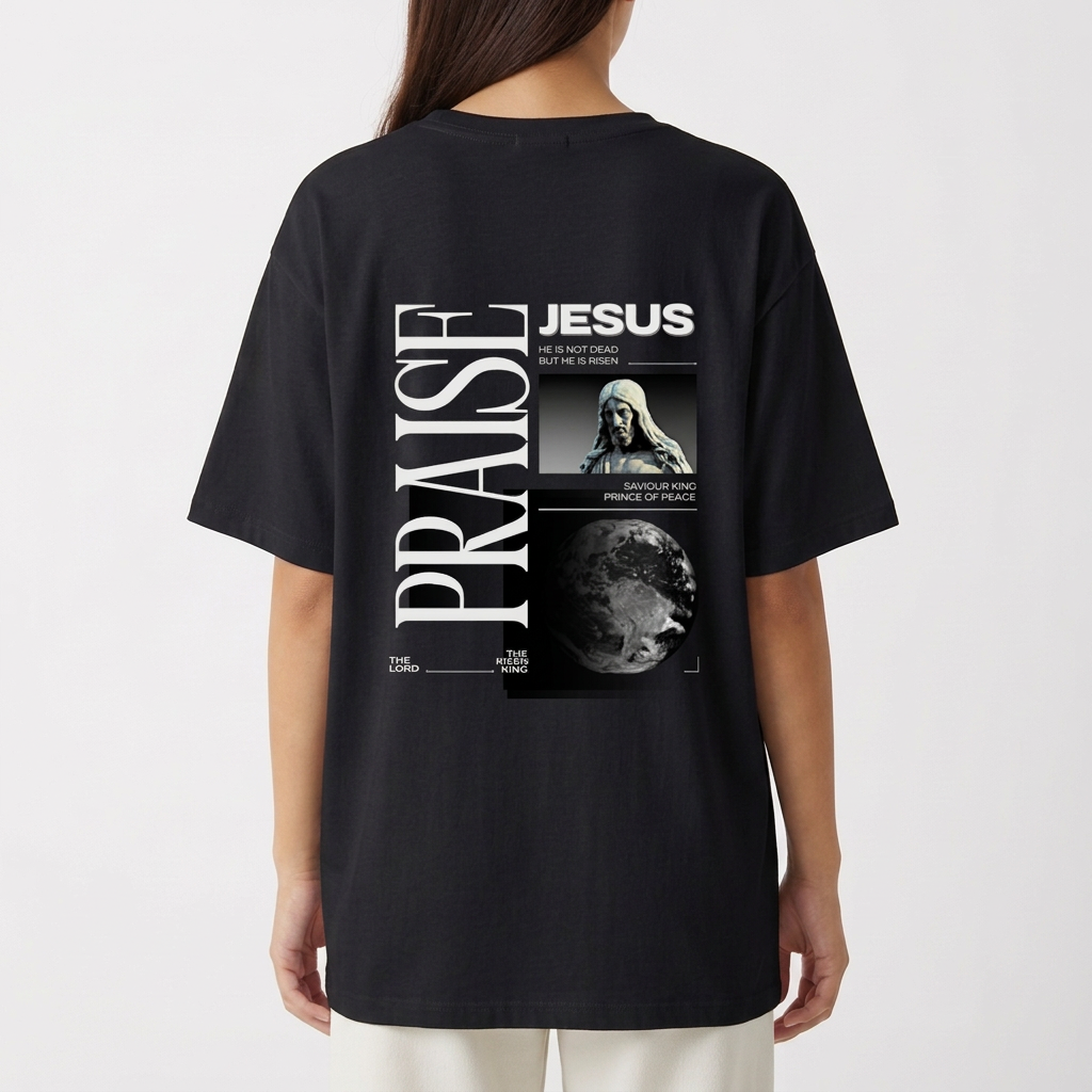 Camiseta com estampa frontal de "JESUS" e estampa traseira com texto "PRAISE", imagem de uma figura e um globo, com referências religiosas.