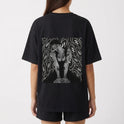 Camiseta com estampa frontal de linha irregular abstrata e estampa traseira de foto de uma pessoa sobre fundo com padrões de linhas fluidas.
