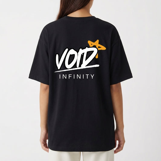 Camiseta com estampa traseira de texto "VOID" estilizado com uma estrela ao fundo e a palavra "INFINITY" logo abaixo, em um design moderno e impactante.