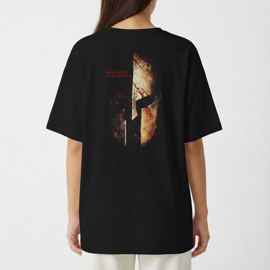 Camiseta com estampa frontal de capacete espartano envelopado em sombras e luz, e estampa traseira expandida do capacete com detalhes de espada e texto.