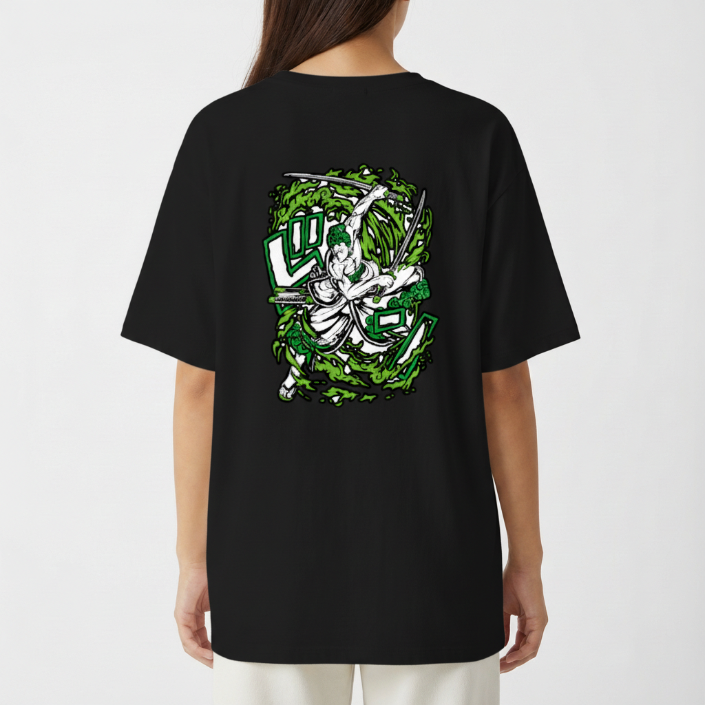 Camiseta com estampa frontal de caracteres estilizados e estampa traseira de figura guerreira empunhando espadas, rodeada por um redemoinho vibrante.