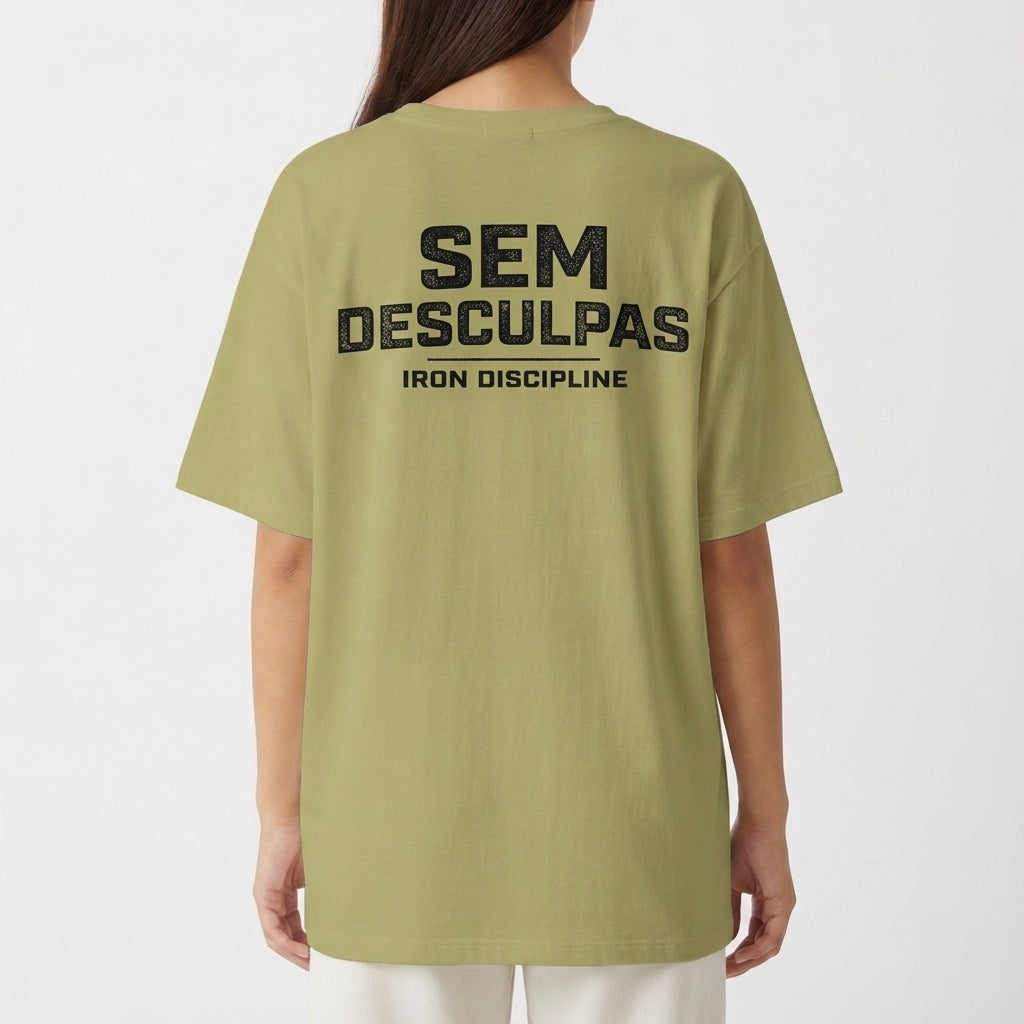 Camiseta com estampa frontal de "IRON DISCIPLINE" em estilo metálico e estampa traseira com "SEM DESCULPAS" em texto destacado acima de "IRON DISCIPLINE".