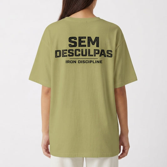 Camiseta com estampa frontal de "IRON DISCIPLINE" em estilo metálico e estampa traseira com "SEM DESCULPAS" em texto destacado acima de "IRON DISCIPLINE".