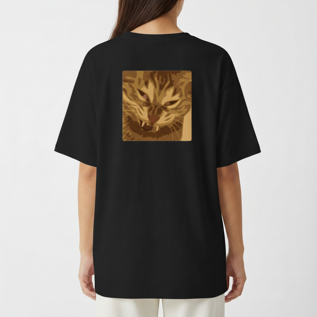 Camiseta com estampa frontal de texto minimalista "MORE COFFEE" e estampa traseira de um gato com expressão expressiva em um estilo artístico detalhado.