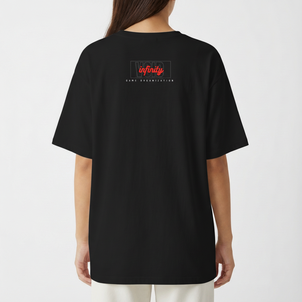 Camiseta com estampa traseira de texto "infinity game organization" em estilo moderno, com destaque para a palavra "infinity" em um design distinto.