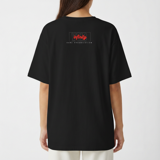 Camiseta com estampa traseira de texto "infinity game organization" em estilo moderno, com destaque para a palavra "infinity" em um design distinto.