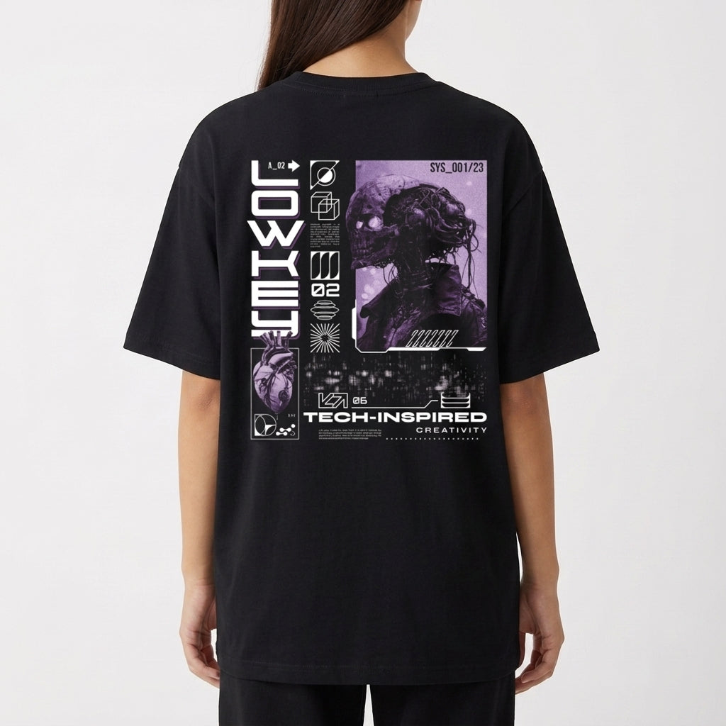 Camiseta com estampa frontal de duas caveiras cruzadas estilizadas e estampa traseira de design futurista com figura robótica, textos e elementos geométricos.