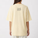 Camiseta com estampa frontal de nove rostos de gatos variados, um deles usando óculos, e estampa traseira de um rosto de gato com expressão séria.