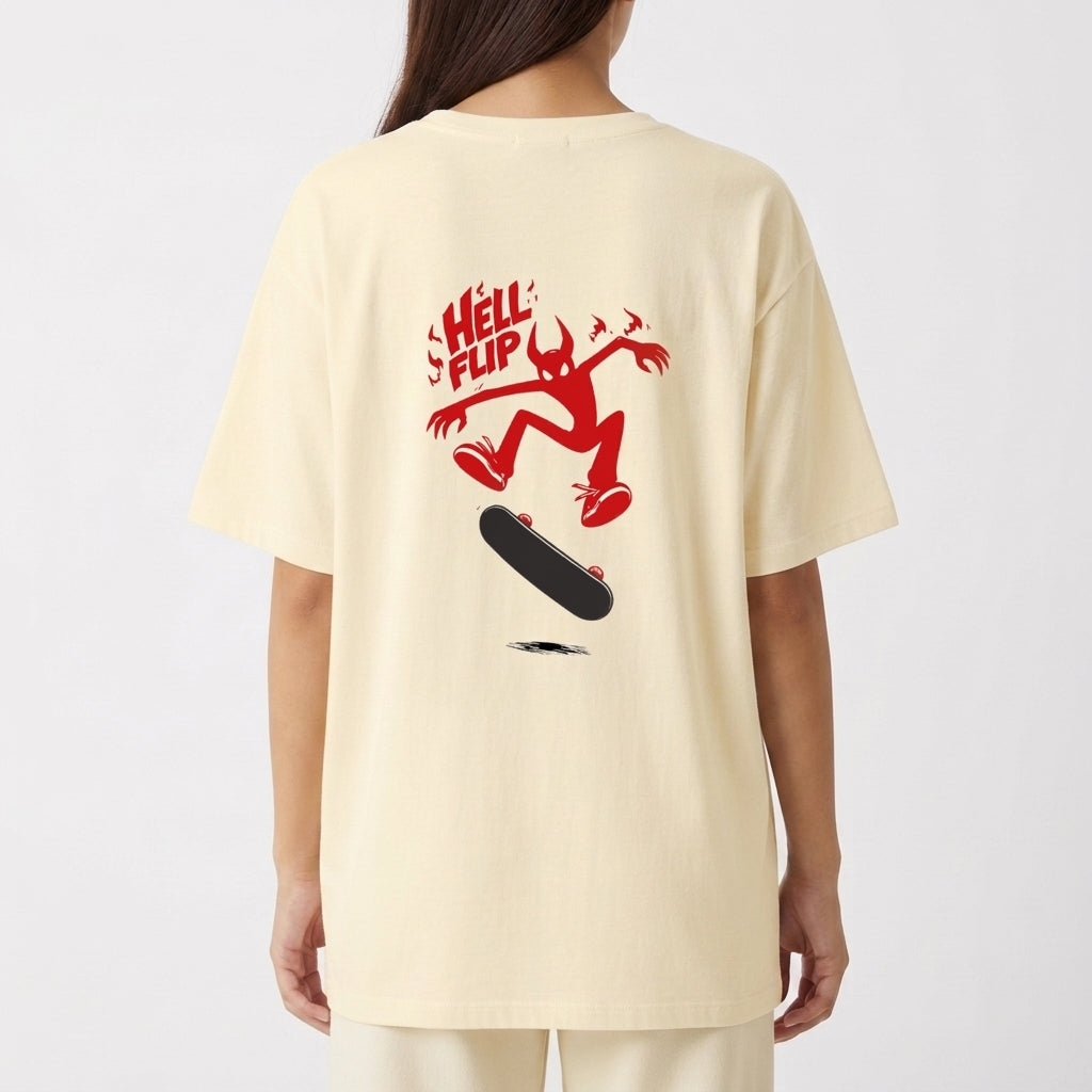 Camiseta com estampa frontal de texto estilizado e estampa traseira de figura demoníaca realizando manobra de skate sob a inscrição "HELL FLIP".