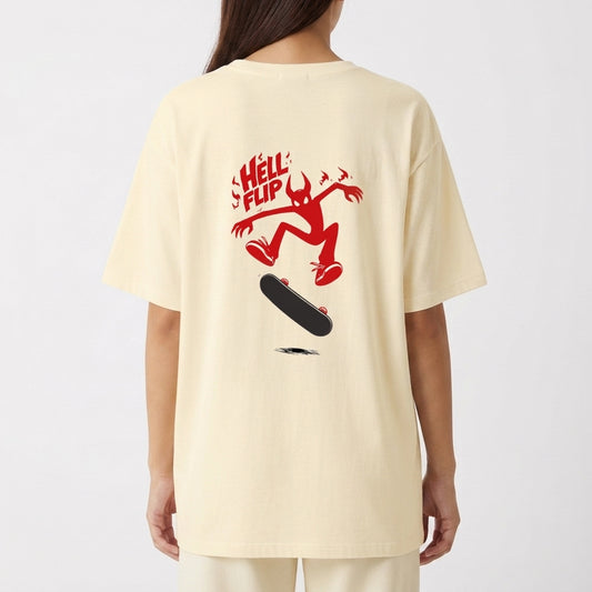 Camiseta com estampa frontal de texto estilizado e estampa traseira de figura demoníaca realizando manobra de skate sob a inscrição "HELL FLIP".