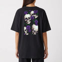 Camiseta com estampa traseira de caveiras contrastando com rosas, distribuídas em um padrão simétrico, proporcionando um visual marcante e alternativo.