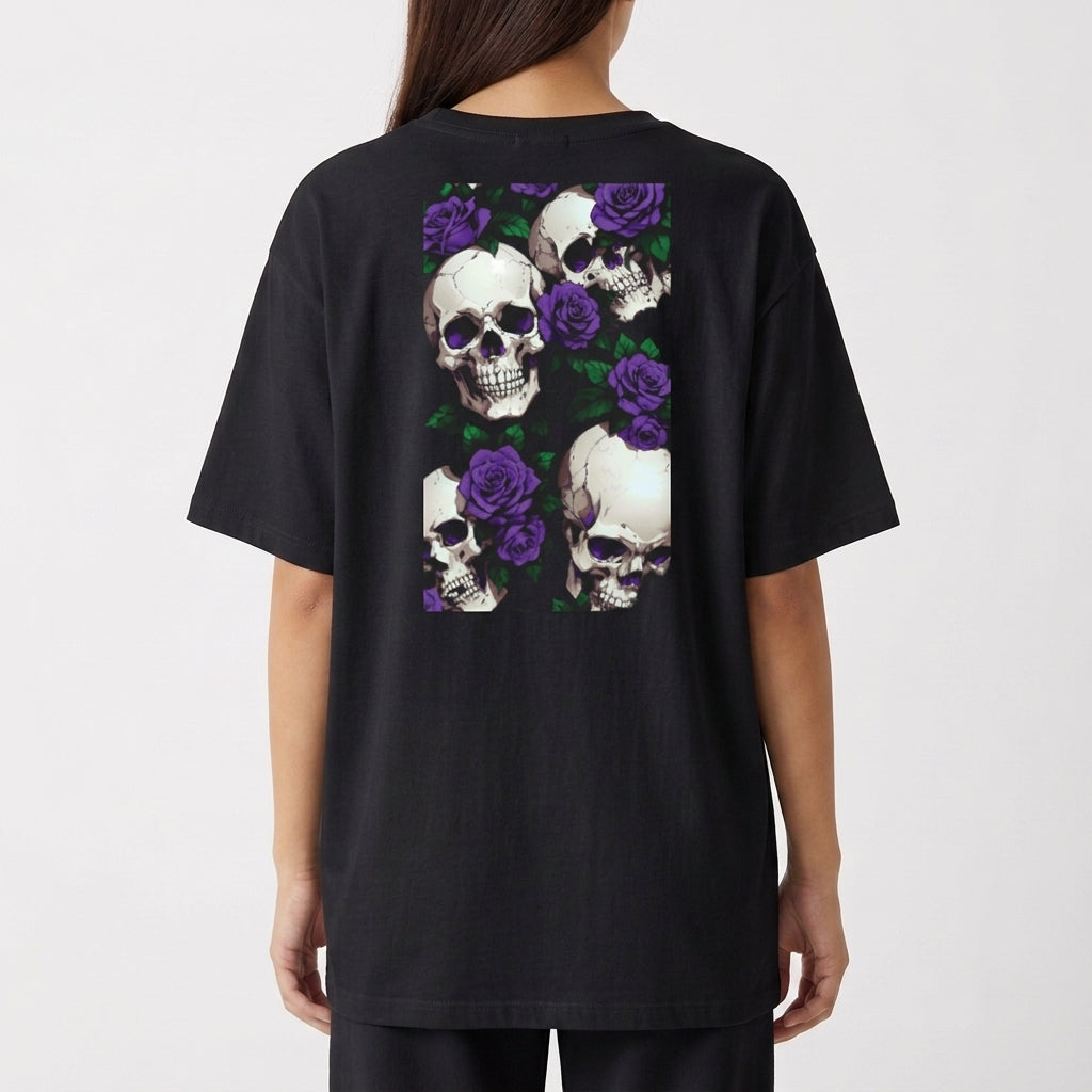 Camiseta com estampa traseira de caveiras contrastando com rosas, distribuídas em um padrão simétrico, proporcionando um visual marcante e alternativo.