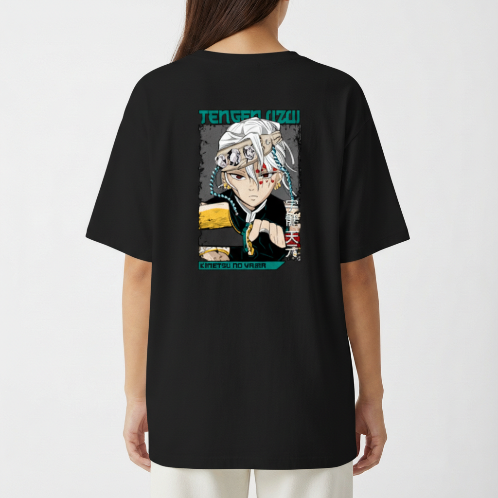 Camiseta com estampa frontal de personagem estilizado segurando espadas e estampa traseira de personagem em destaque com nome e texto em japonês.