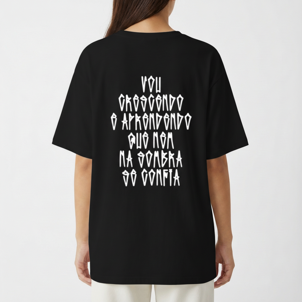 Camiseta com estampa frontal de personagens detalhados com a palavra "Orochi" acima e estampa traseira com texto artístico em fonte estilizada.