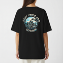 Camiseta com estampa frontal de ondas estilizadas e estampa traseira de moto emoldurada por correntes com a frase "Quit Your Job Let's Ride".