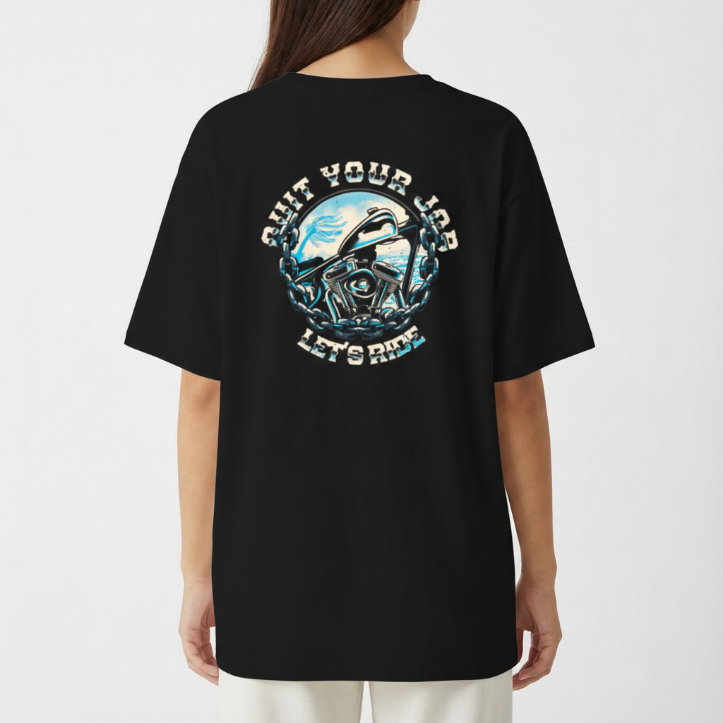Camiseta com estampa frontal de ondas estilizadas e estampa traseira de moto emoldurada por correntes com a frase "Quit Your Job Let's Ride".